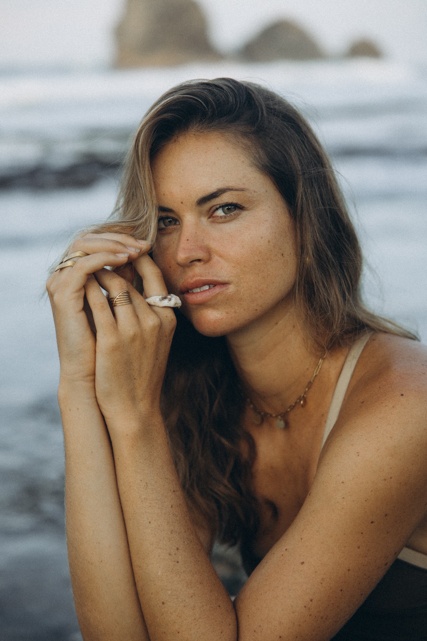 Nahes Portrait mit Muschel und Blick in die Kamera