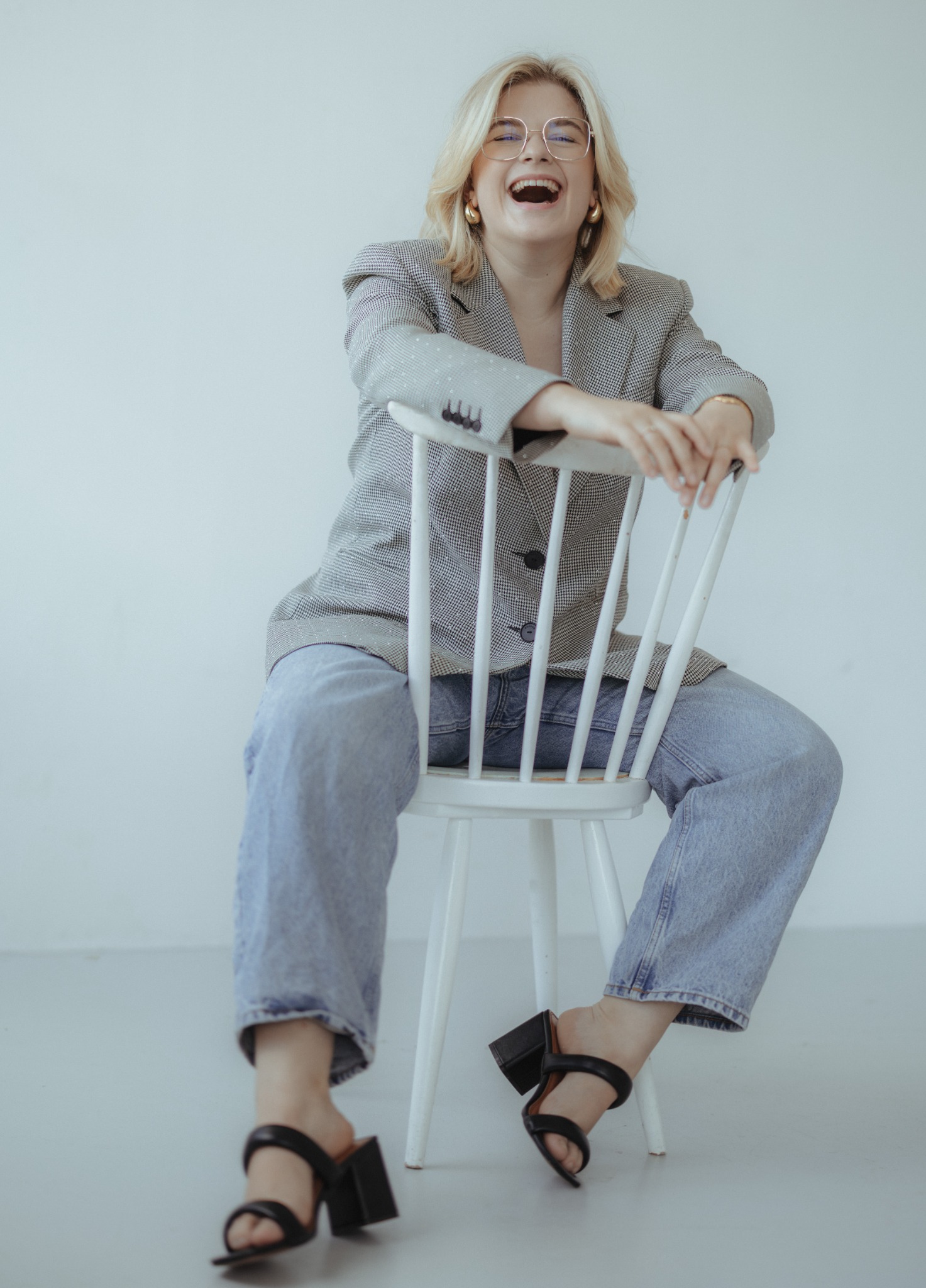 Lebendiges Businessportrait mit einem offenen Lachen